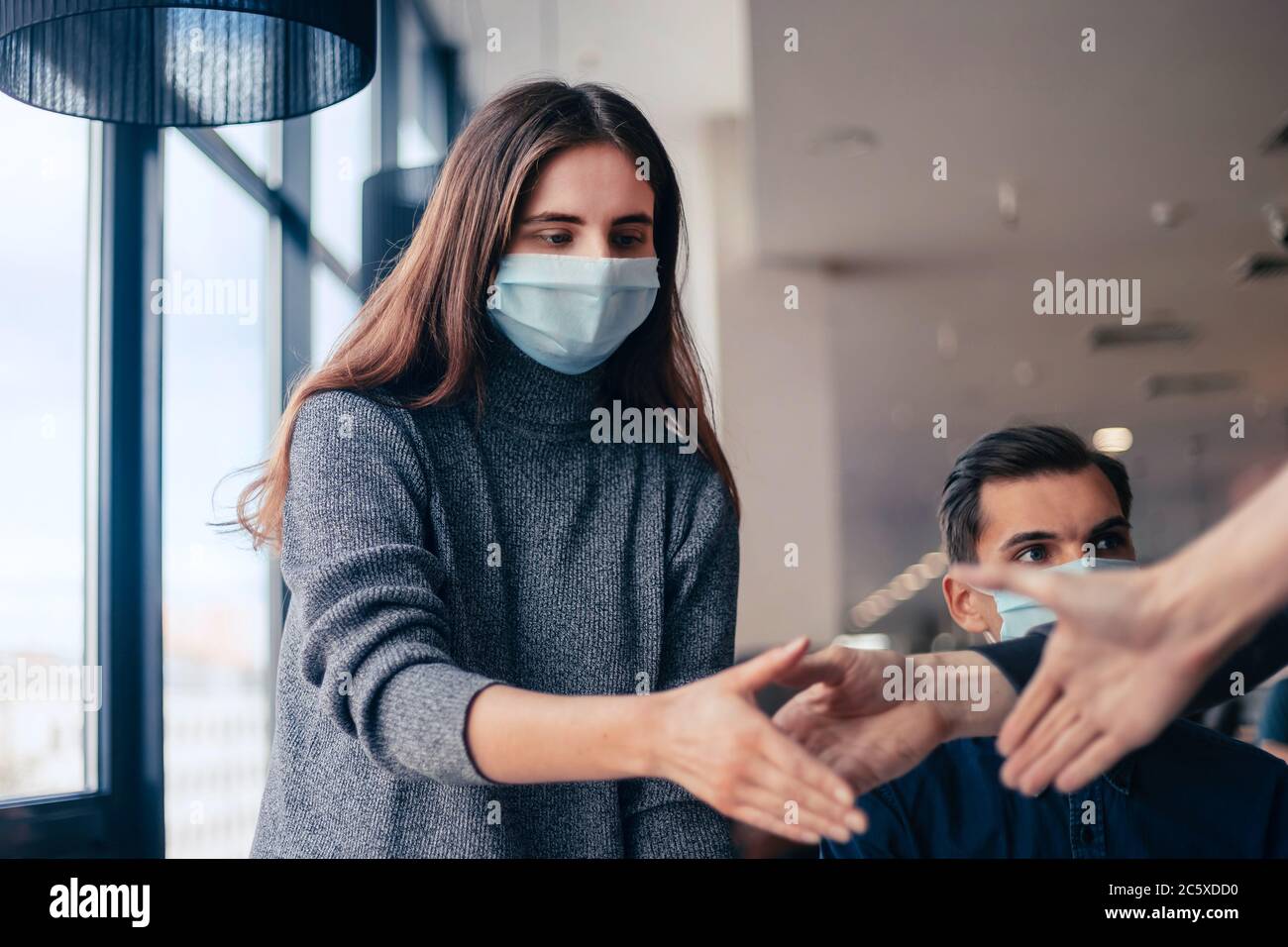 giovane dipendente che tiene la mano per una stretta di mano . Foto Stock