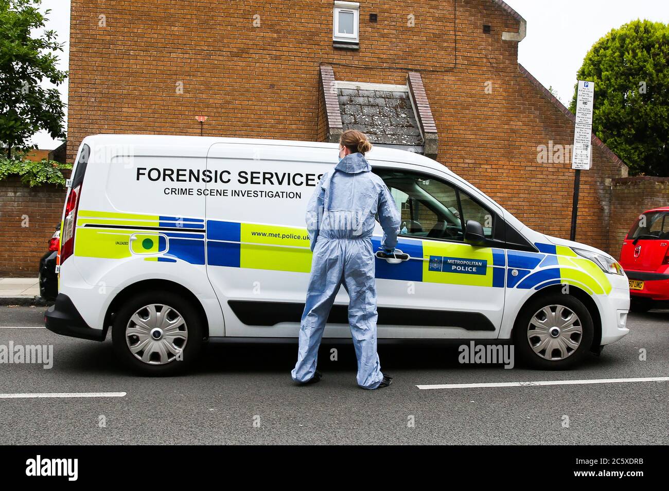 Londra, Regno Unito. 4 luglio 2020. Un ufficiale di crimine forense in piedi accanto al van Forensic Services. Credit: Dinendra Haria/SOPA Images/ZUMA Wire/Alamy Live News Foto Stock