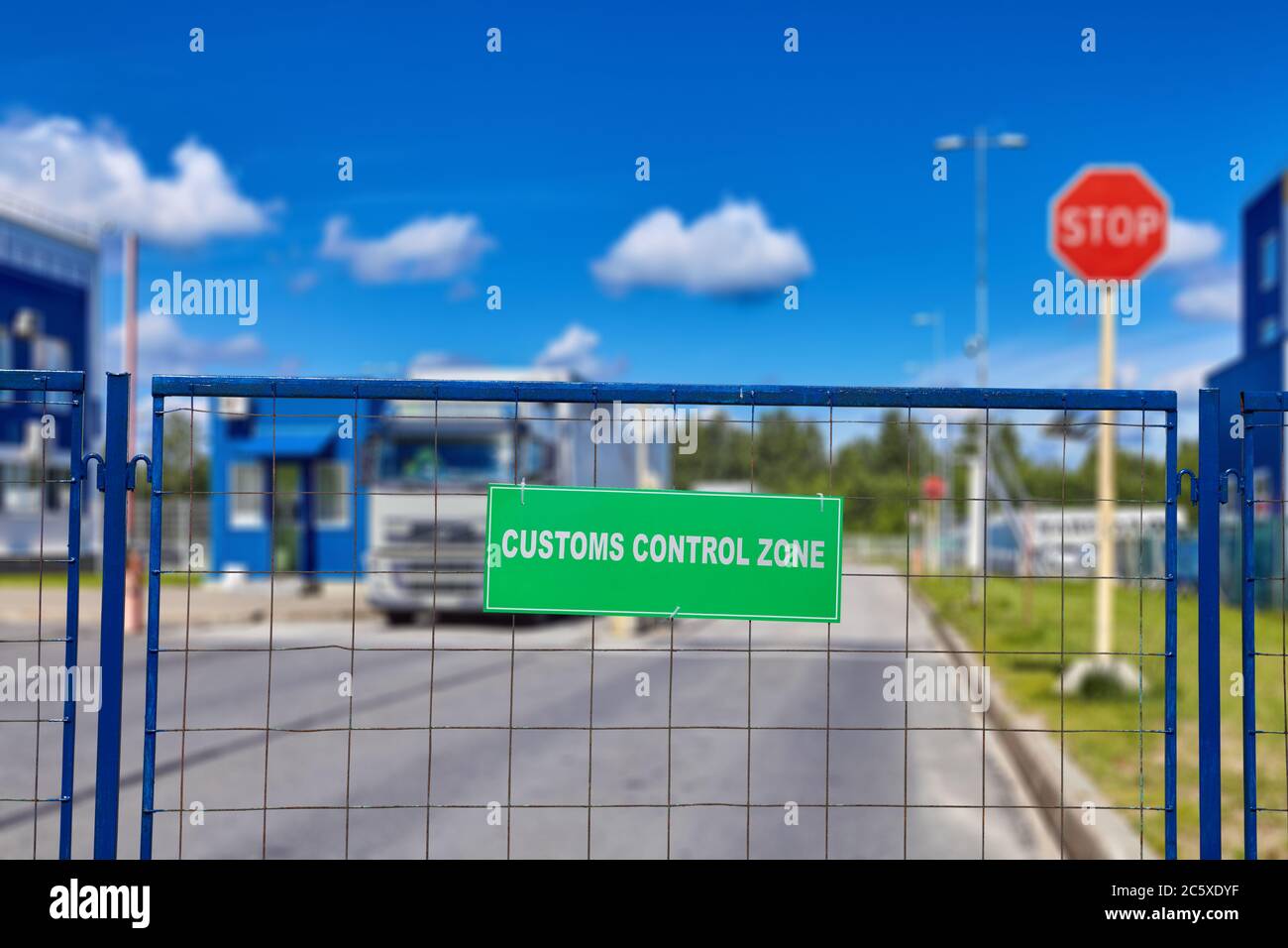 Punto di controllo doganale all'ingresso del magazzino obbligato. Servizi di sdoganamento e di deposito temporaneo nel terminal logistico. Foto Stock