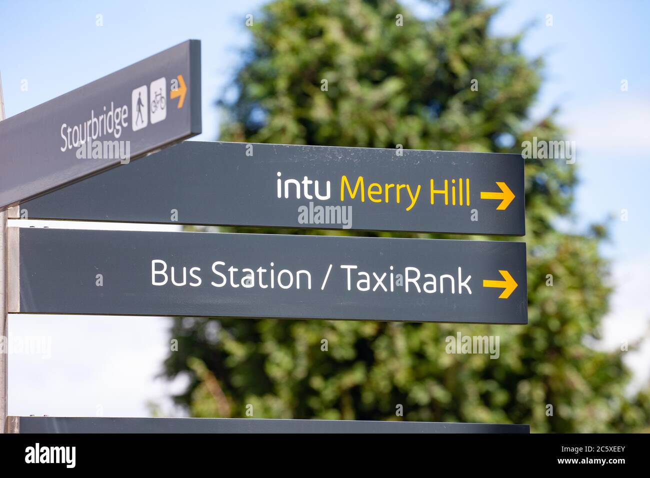 Cartello per Intu Merry Hill, stazione degli autobus, taxi rank ecc Merry Hill. West Midlands. REGNO UNITO Foto Stock