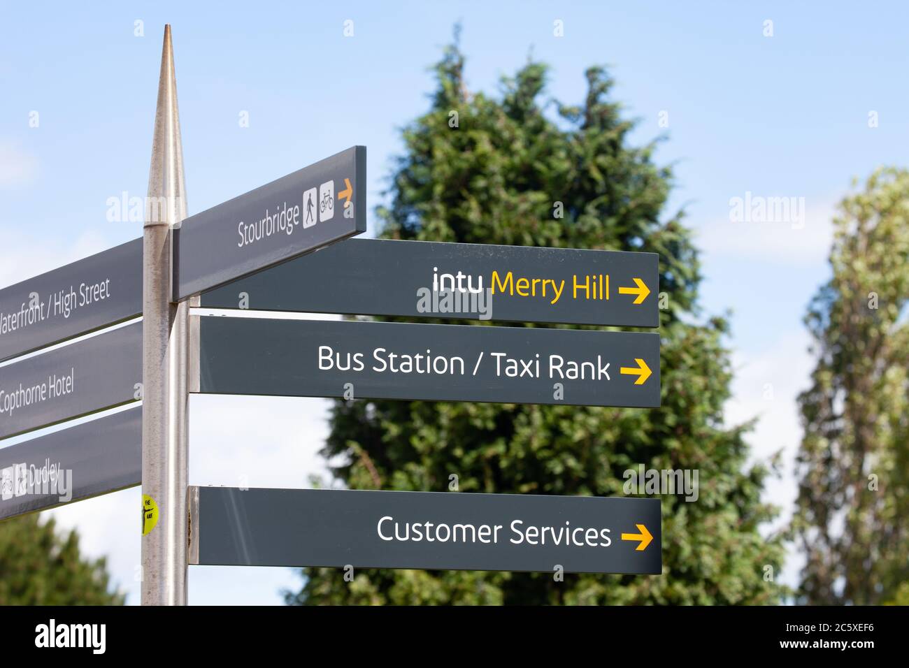 Cartello per Intu Merry Hill, stazione degli autobus, taxi rank ecc Merry Hill. West Midlands. REGNO UNITO Foto Stock