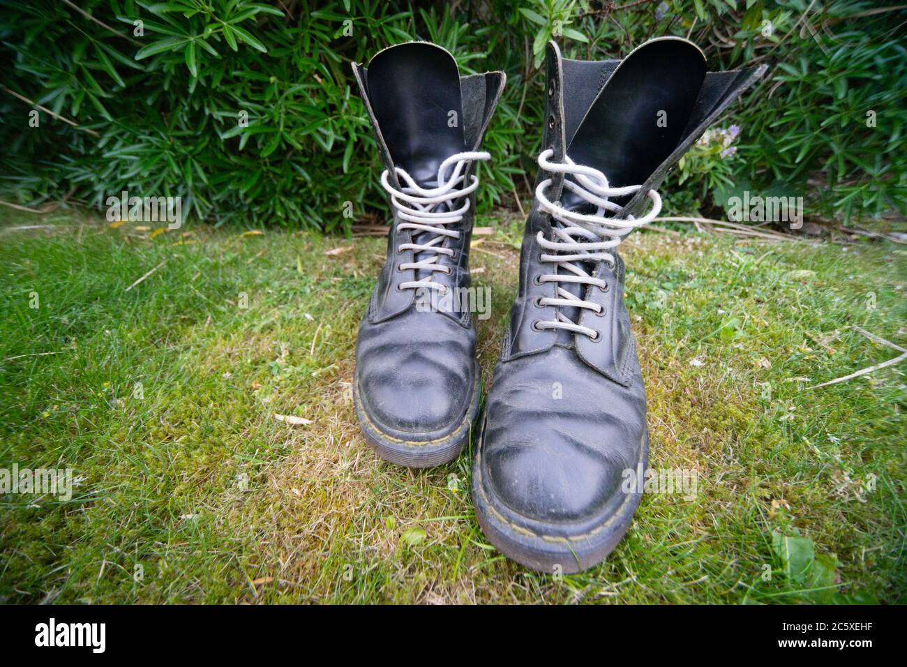 Black Dr Martens, Doc Martens, stivali DM 10 occhiello misura 8 pollici,  originale made in England suole Airwair, robusto, stile, moda, outerwear,  scarpe, UK Foto stock - Alamy