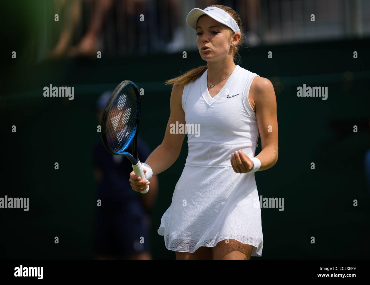 Katie Swan della Gran Bretagna in azione durante la sua prima partita al torneo di tennis del Grand Slam 2019 dei Campionati di Wimbledon Foto Stock