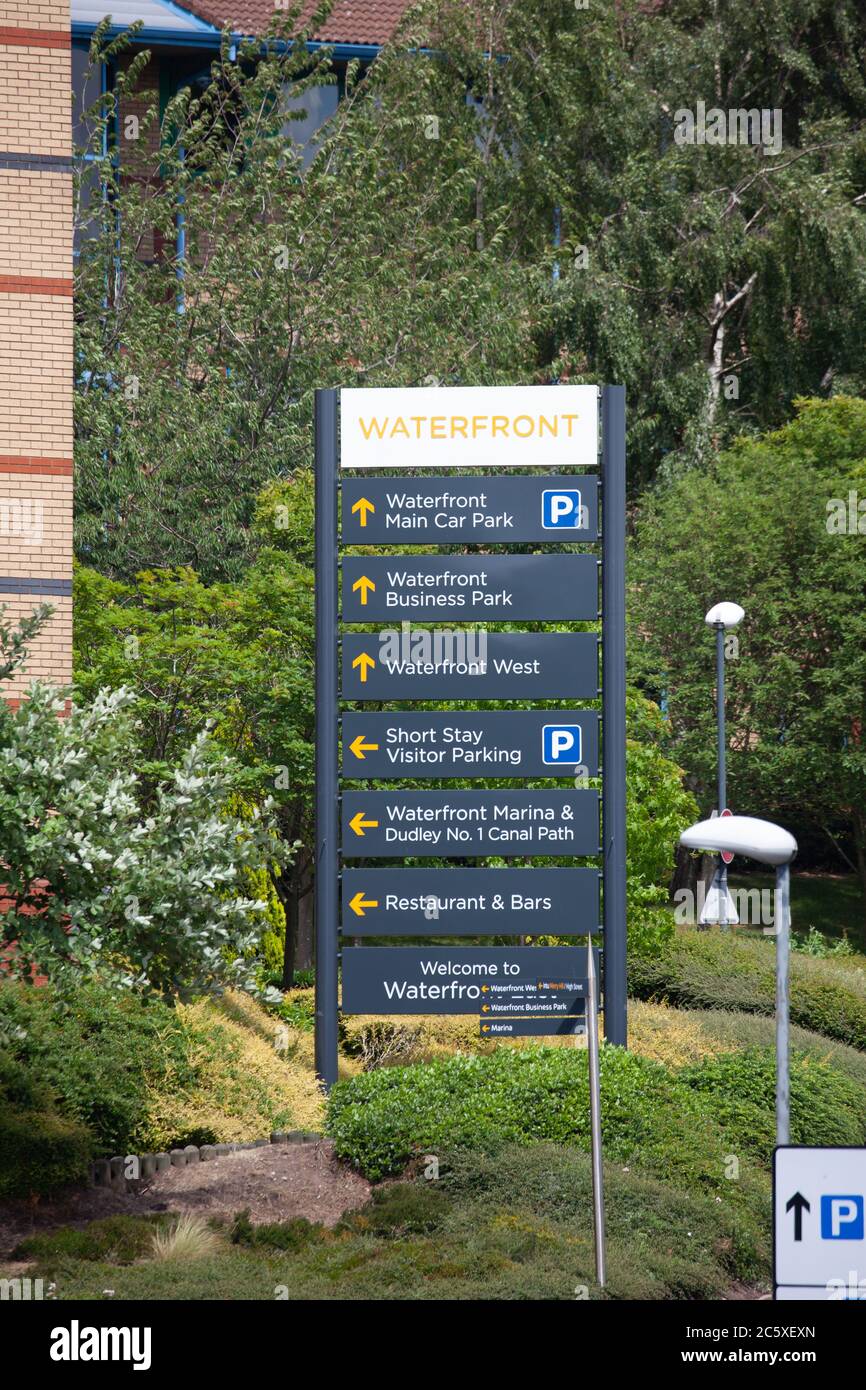 Cartello con la scritta direzione sul lungomare. Centro commerciale Merry Hill. West Midlands. REGNO UNITO Foto Stock