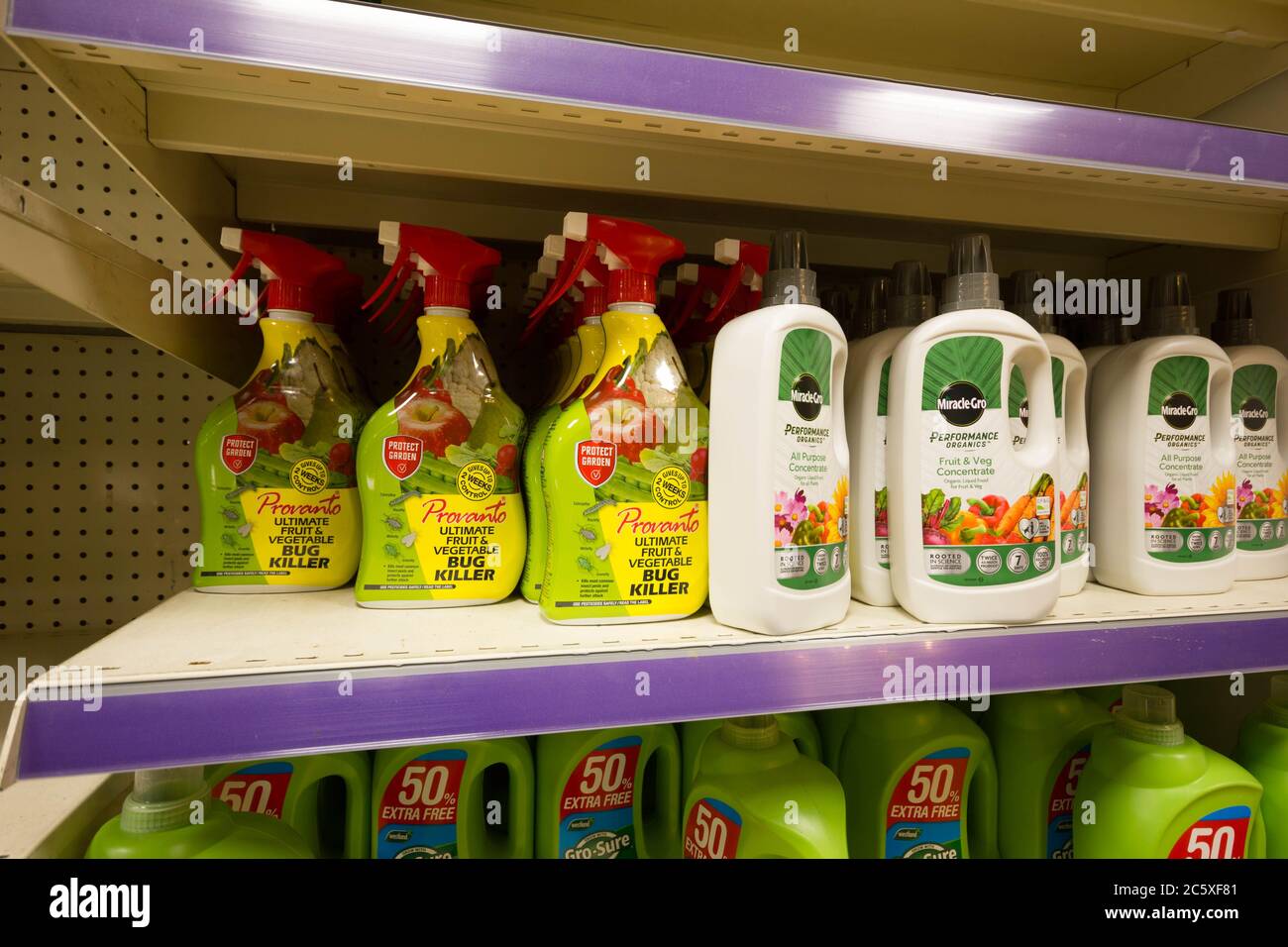 Gamma di frutta e bug killer vegatable esposti su scaffali per la vendita nel Garden center Kent, Inghilterra Foto Stock
