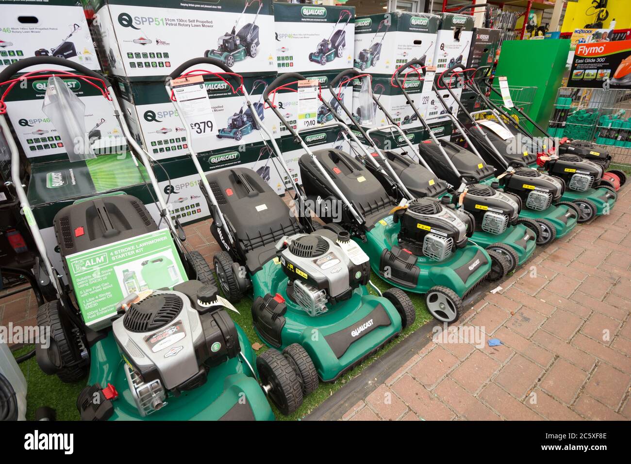 Rasaerba rotativi a benzina autopropulsione Qualcast in vendita per Gardener in Kent Foto Stock