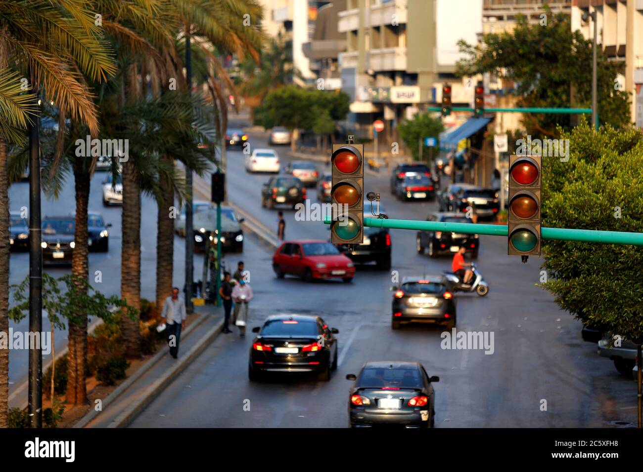 Beirut, Libano. 5 luglio 2020. I semafori sono fuori su una strada durante un blackout a Beirut, Libano, 5 luglio 2020. Centinaia di persone hanno protestato domenica vicino all'utilità di potere statale del Libano Electricite Du Liban (EDL) contro l'aumento dei tagli di potenza nel paese, un locale media outlet ha riferito. Il Libano ha registrato un aumento dei tagli di potenza da tre ore a circa 14 ore al giorno nelle ultime due settimane a causa della carenza di carburante utilizzato per azionare le centrali elettriche. Credit: Bilal Jawich/Xinhua/Alamy Live News Foto Stock