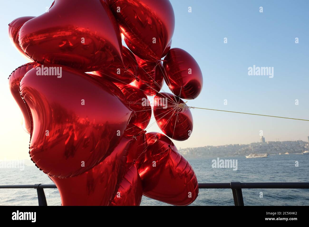 PALLONCINI ROSSI A ISTANBUL SUL FIUME Foto Stock
