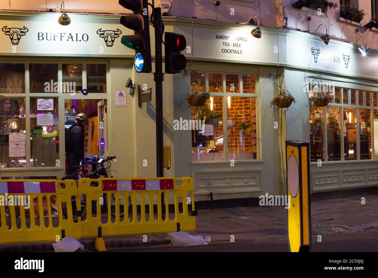 Il ristorante Buffalo serve piatti da asporto per i residenti locali durante il periodo di blocco della pandemia del Covid-19, Londra, Inghilterra Foto Stock