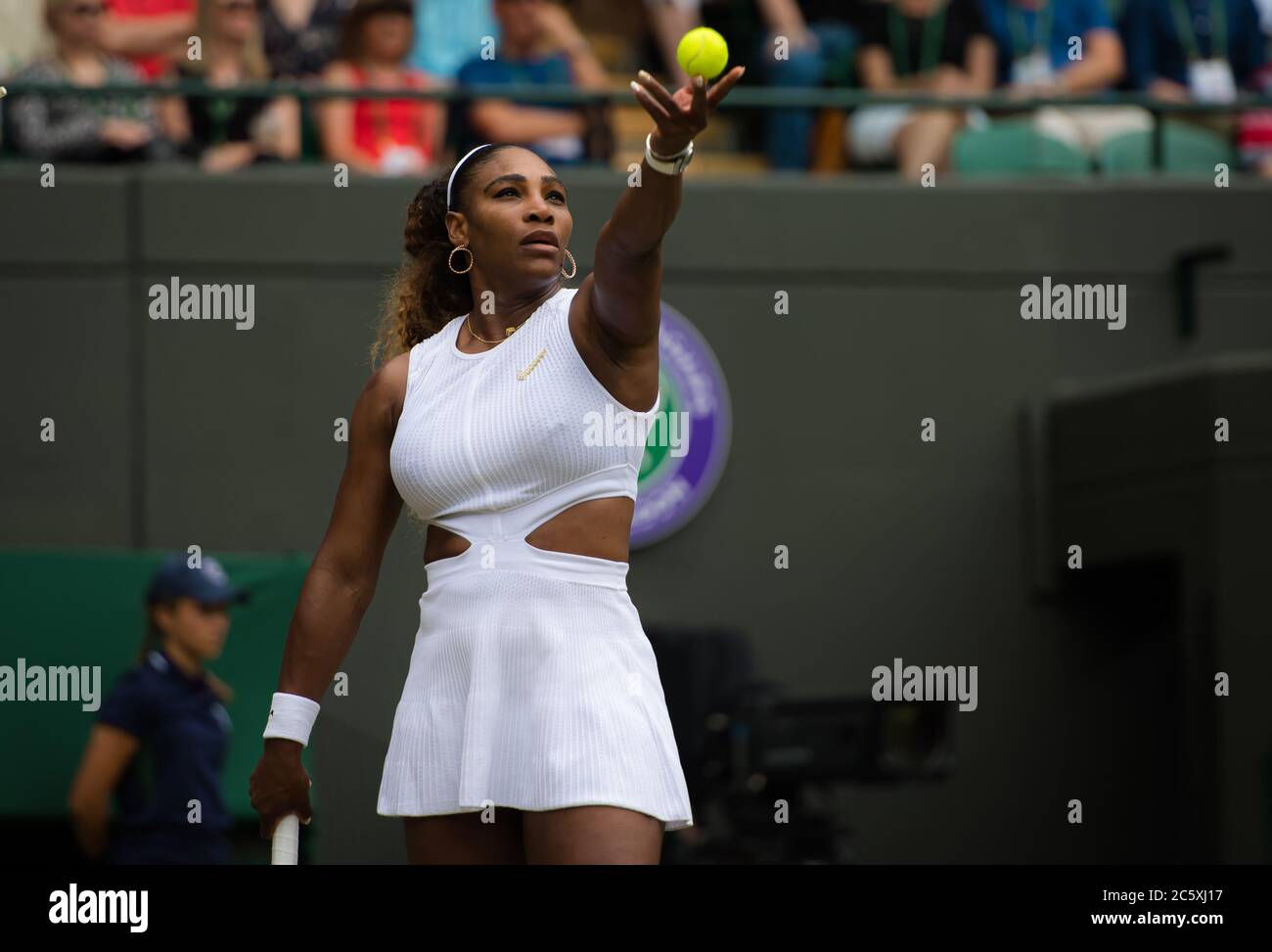 Serena Williams degli Stati Uniti in azione durante la sua terza partita al torneo di tennis del Grand Slam 2019 dei Campionati di Wimbledon Foto Stock