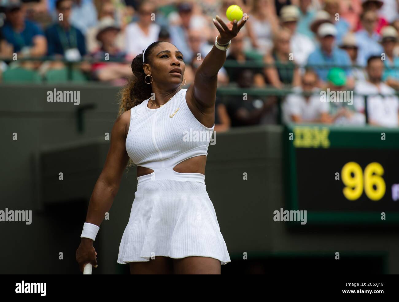 Serena Williams degli Stati Uniti in azione durante la sua terza partita al torneo di tennis del Grand Slam 2019 dei Campionati di Wimbledon Foto Stock