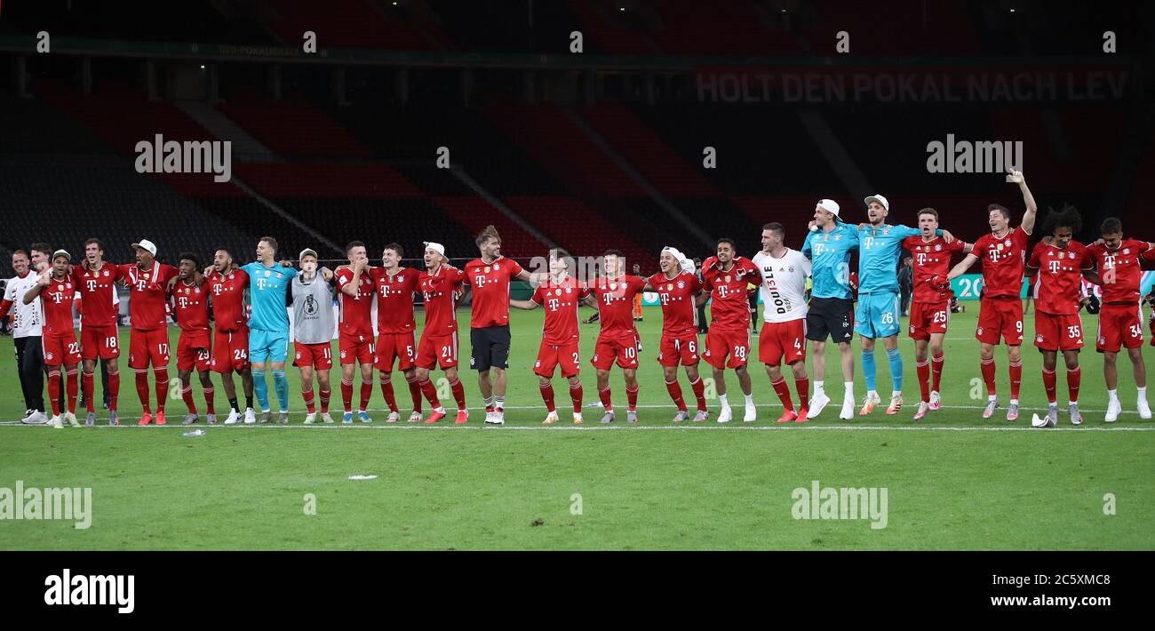 Berlino, Germania, 4 luglio 2020, cerimonia di premiazione: Serge GNABRY, FCB 22 Leon GORETZKA, FCB 18 Jerome BOATENG (FCB 17) Kingsley COMAN, FCB 29 Corentin TOLISSO, FCB 24 Manuel PAVER, FCB 1 Mickael (Michael) CUISANCE, FCB 11 Ivan PERISIC, FCB 14 in LUCAS HERNANARD 21 (FCB), FCB   in FCB   FCB, FCB 10) Javi MARTINEZ, FCB 8 Alvaro ODRIOZOLA, FCB 2 Philippe COUTINHO, FCB 10 Thiago ALCANTARA, FCB 6 Sarpreet SINGH , FCB 28. Niklas SUELE, FCB 4 Christian FRÜCHTL Goal Keeper, Sven ULREICH, FCB 26 Torwart Thomas MUELLER, MÜLLER, FCB 25 Robert LEWANDOWSKI, FCB 9 Joshua ZIRKZEE, FCB 35 Oliver BATISTA M Foto Stock