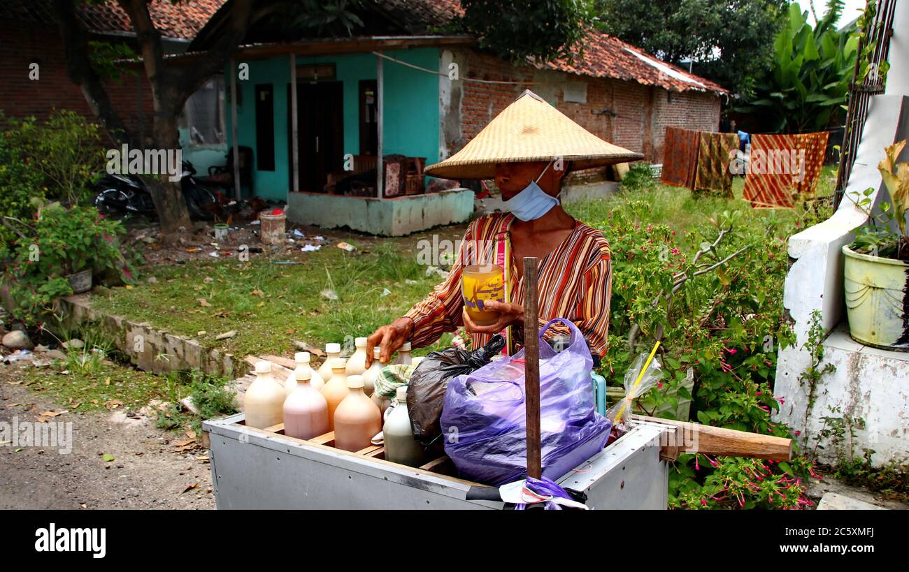 Venditore tradizionale di medicinali a base di erbe per la preparazione di una bevanda jaunya in un bicchiere, Pekalongan Indonesia, 15 aprile 2020 Foto Stock