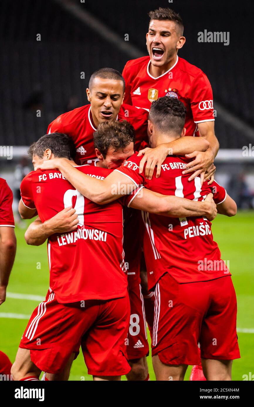 Berlino, Germania, 4 luglio 2020, Robert LEWANDOWSKI, FCB 9 celebra il suo obiettivo, felice, ridere, celebrazione, 4-1 con Lucas HERNANDEZ (FCB 21) Thiago ALCANTARA, FCB 6 Ivan PERISIC, FCB 14 al DFB Pokal Final match FC BAYERN MUENCHEN - BAYER 04 LEVERKUSEN 4-2 nella stagione 2019/2020 , FCB Foto: © Peter Schatz / Alamy Live News / Kevin Voigt/Jan Huebner/Pool - LE NORMATIVE DFB VIETANO L'USO DI FOTOGRAFIE come SEQUENZE DI IMMAGINI e/o QUASI-VIDEO - News-Agenzie nazionali e internazionali FUORI uso editoriale Foto Stock