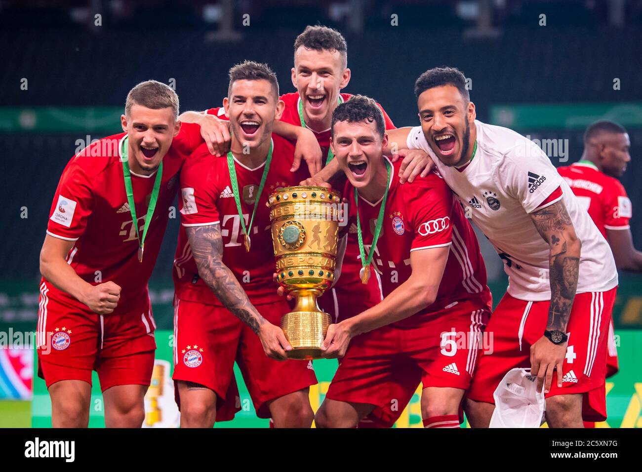 Berlino, Germania, 4 luglio 2020, Mickael (Michael) CUISANCE, FCB 11 Lucas HERNANDEZ (FCB 21) Ivan PERISIC, FCB 14 Benjamin PAVARD, FCB 5 Corentin TOLISSO, FCB 24 con trofeo alla finale del DFB Pokal FC BAYERN MUENCHEN - BAYER 04 LEVERKUSEN 4-2 nella stagione 2019/2020 , FCB: © Peter Schatz / Alamy Live News / Kevin Voigt/Jan Huebner/Pool - LE NORMATIVE DFB VIETANO L'USO DI FOTOGRAFIE come SEQUENZE DI IMMAGINI e/o QUASI-VIDEO - News-Agenzie nazionali e internazionali FUORI uso editoriale Foto Stock