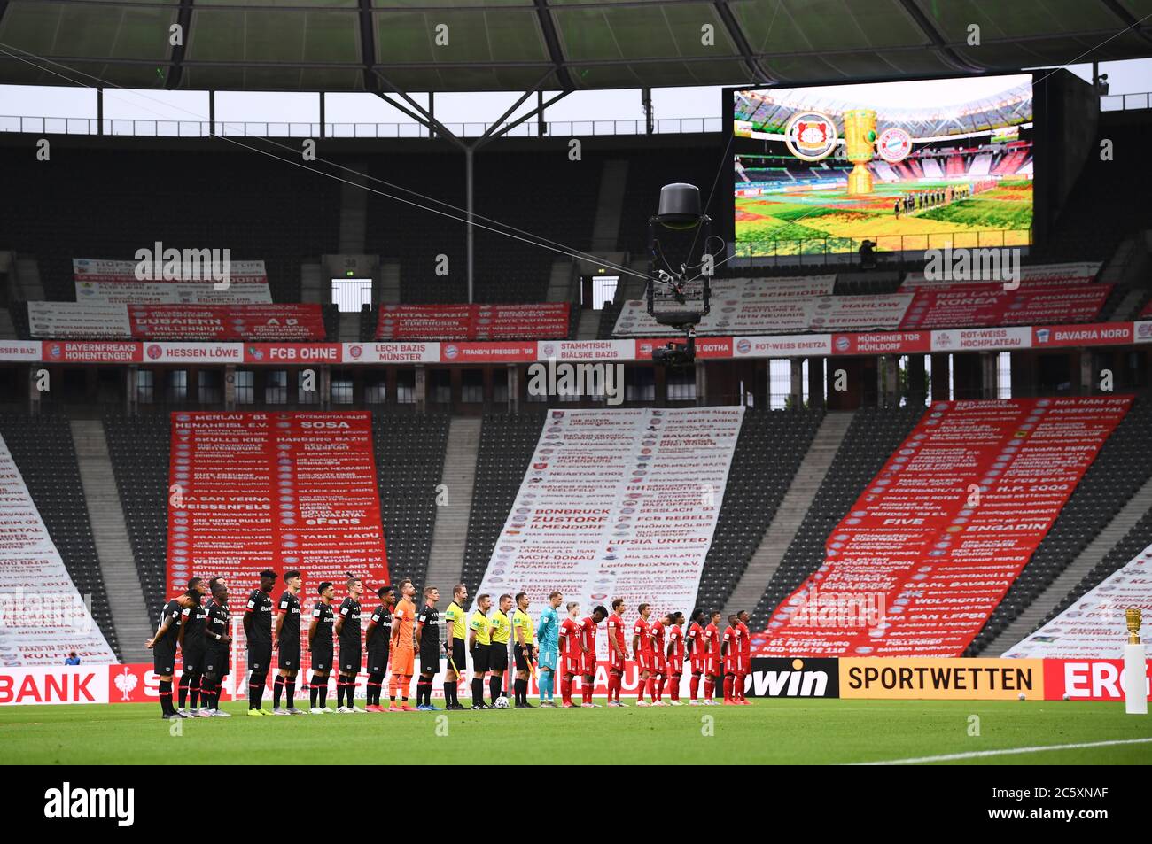 Berlino, Germania, 4 luglio 2020, singt, singen Hymne, Nationalhymne, Song, Deutschlandlied alla finale del Pokal DFB FC BAYERN MUENCHEN - BAYER 04 LEVERKUSEN 4-2 nella stagione 2019/2020 , FCB Foto: © Peter Schatz / Alamy Live News / Marvin Ibo Güngör/GES/Pool - LE NORMATIVE DFB VIETANO L'USO DI FOTOGRAFIE come SEQUENZE DI IMMAGINI e/o QUASI-VIDEO - Notizie nazionali e internazionali - Agenzie DI stampa SOLO per uso editoriale Foto Stock