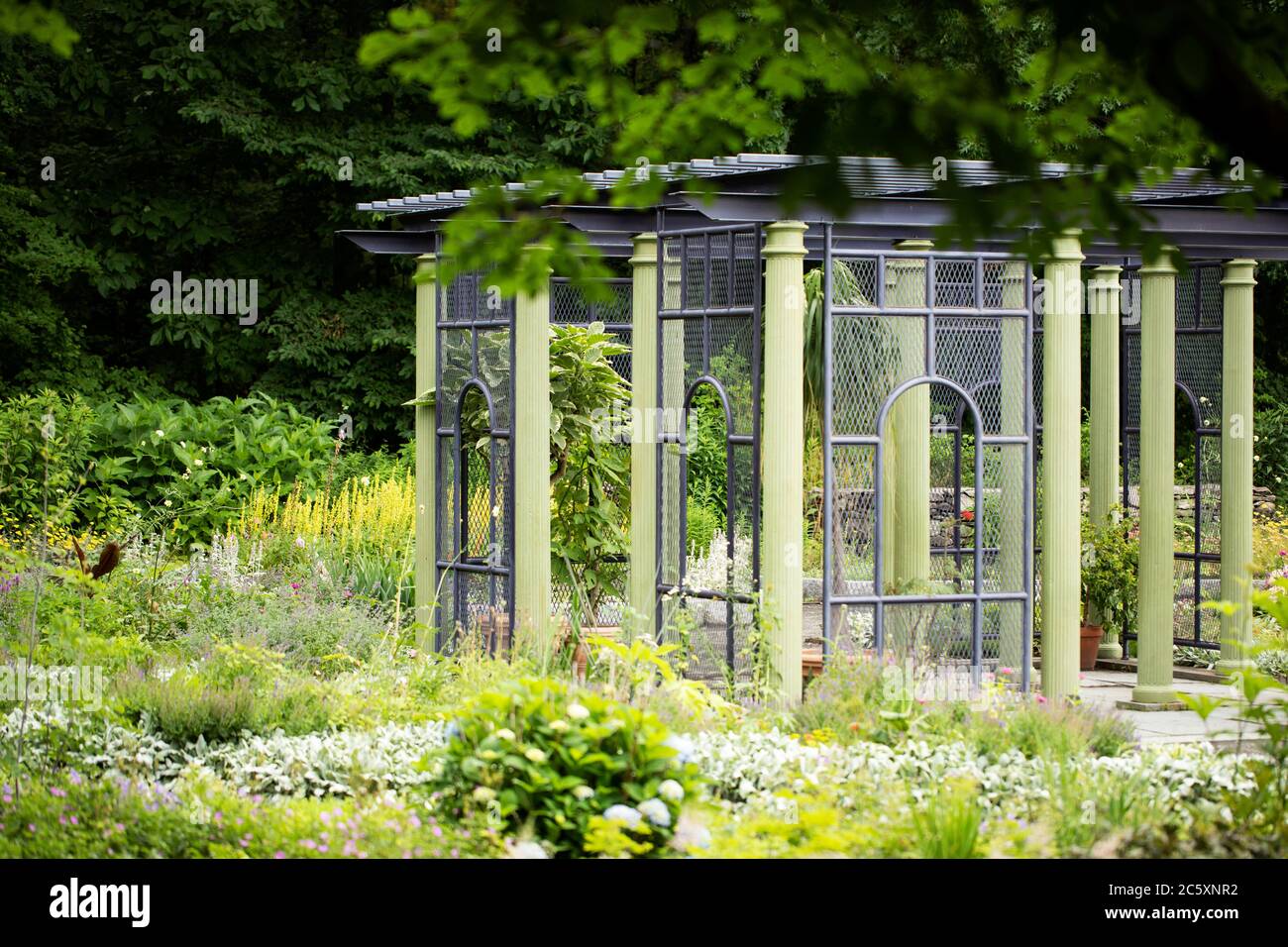 Il gazebo in estate nel giardino sistematico a Tower Hill Botanic Gardens a Boylston, Massachusetts, USA. Foto Stock