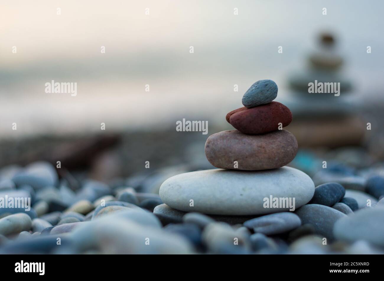 Pila di pietre zen sulla spiaggia ghiaiosa Foto Stock