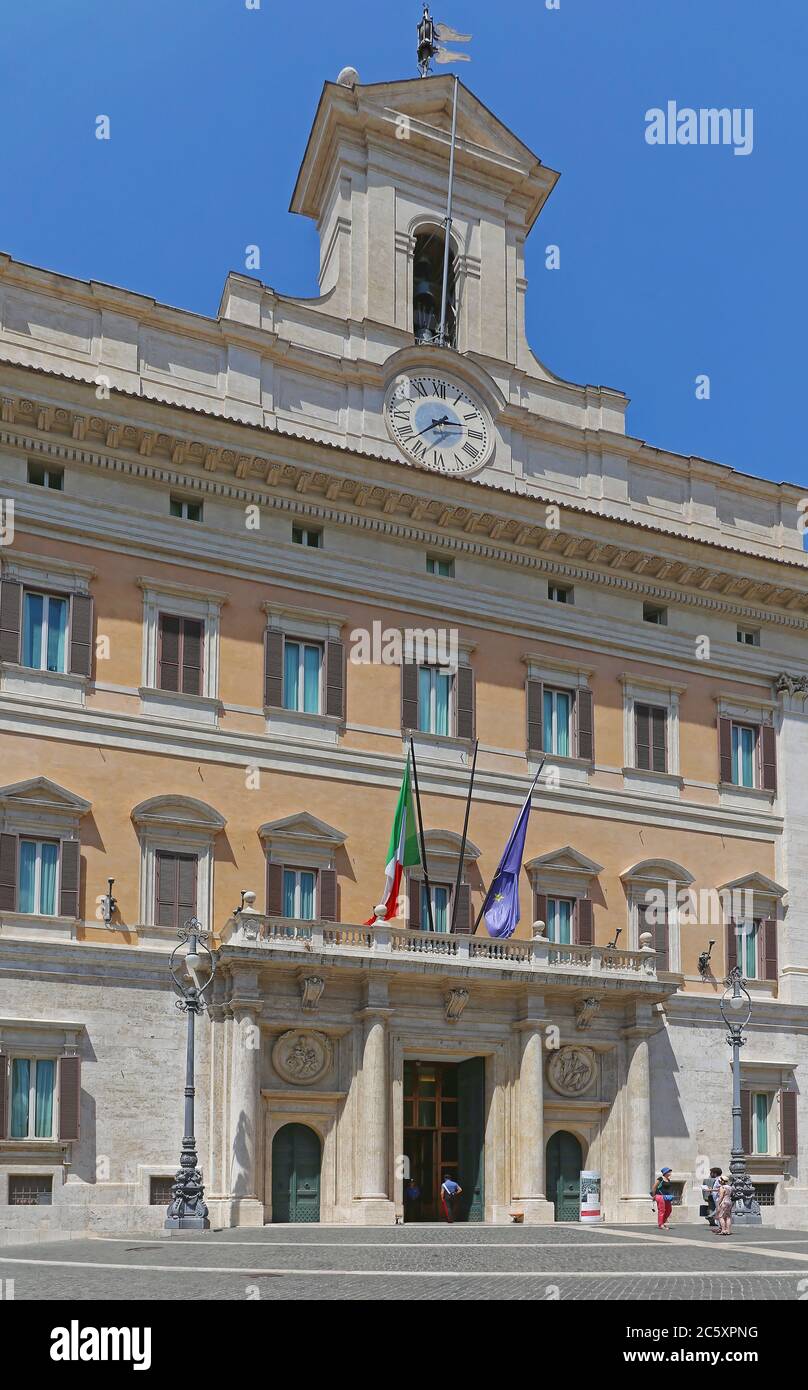 Roma, Italia - 30 giugno 2014: Camera dei deputati italiana a Palazzo Montecitorio in Piazza di Monte Citorio a Roma. Foto Stock