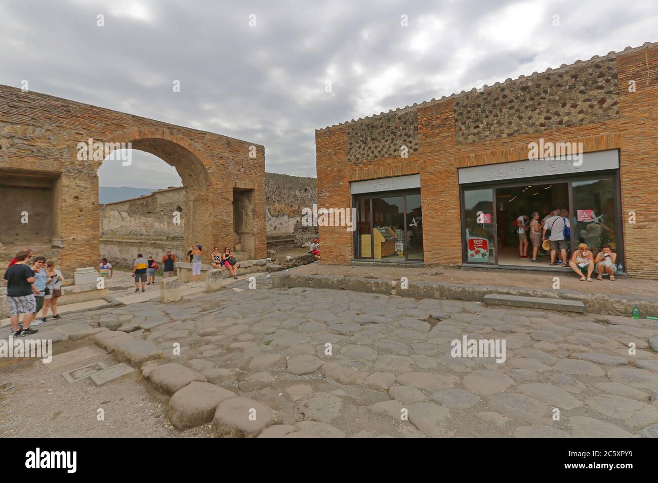 Pompei, Italia - 25 giugno 2014: Turisti affamati al Ristorante Autogrill nelle antiche rovine romane vicino Napoli. Foto Stock
