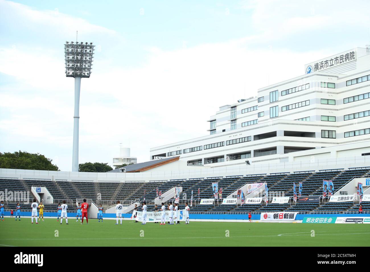 Kanagawa, Giappone. 5 luglio 2020. Y.S.C.C.Yokohama team group, Kataller Toyama team group (Kataller) Calcio : i giocatori onorano gli operatori sanitari per il loro impegno prima del 2020 J3 League match tra Y.S.C.C. Yokohama 3-4 Kataller Toyama allo stadio di calcio NHK Spring Mitsuzawa a Kanagawa, Giappone . Credit: Yohei Osada/AFLO SPORT/Alamy Live News Foto Stock