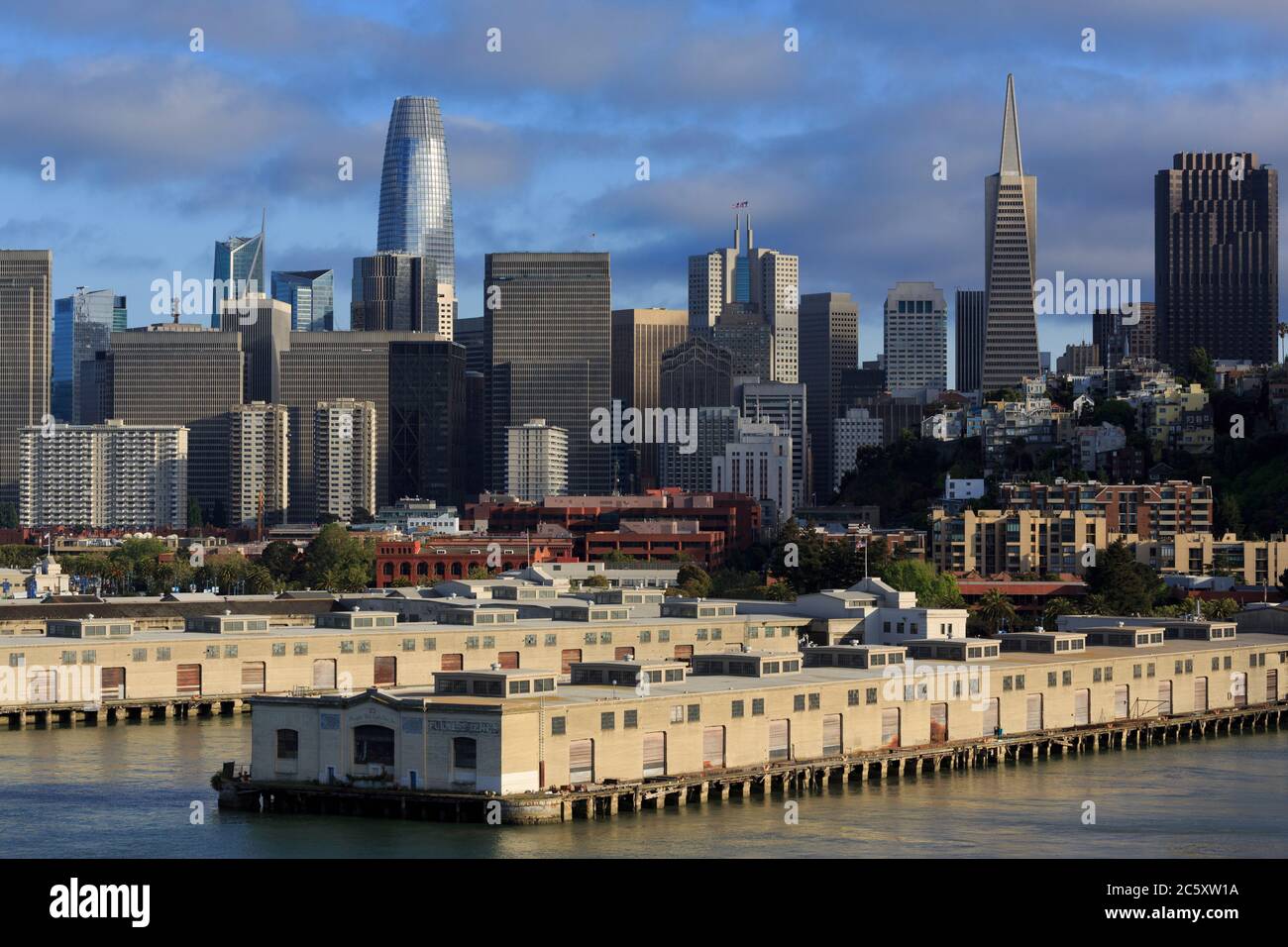 Pier 33 e skyline, San Francisco, California, Stati Uniti Foto Stock