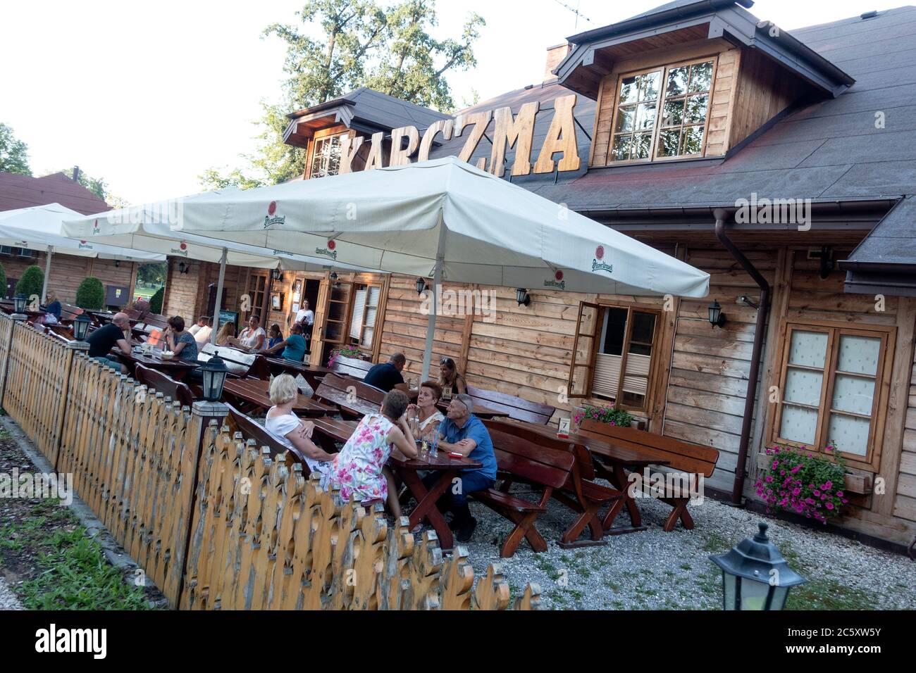 Gustate la cucina polacca presso la zona pranzo all''aperto del ristorante Karczma Spalska. Spala Polonia Centrale Foto Stock