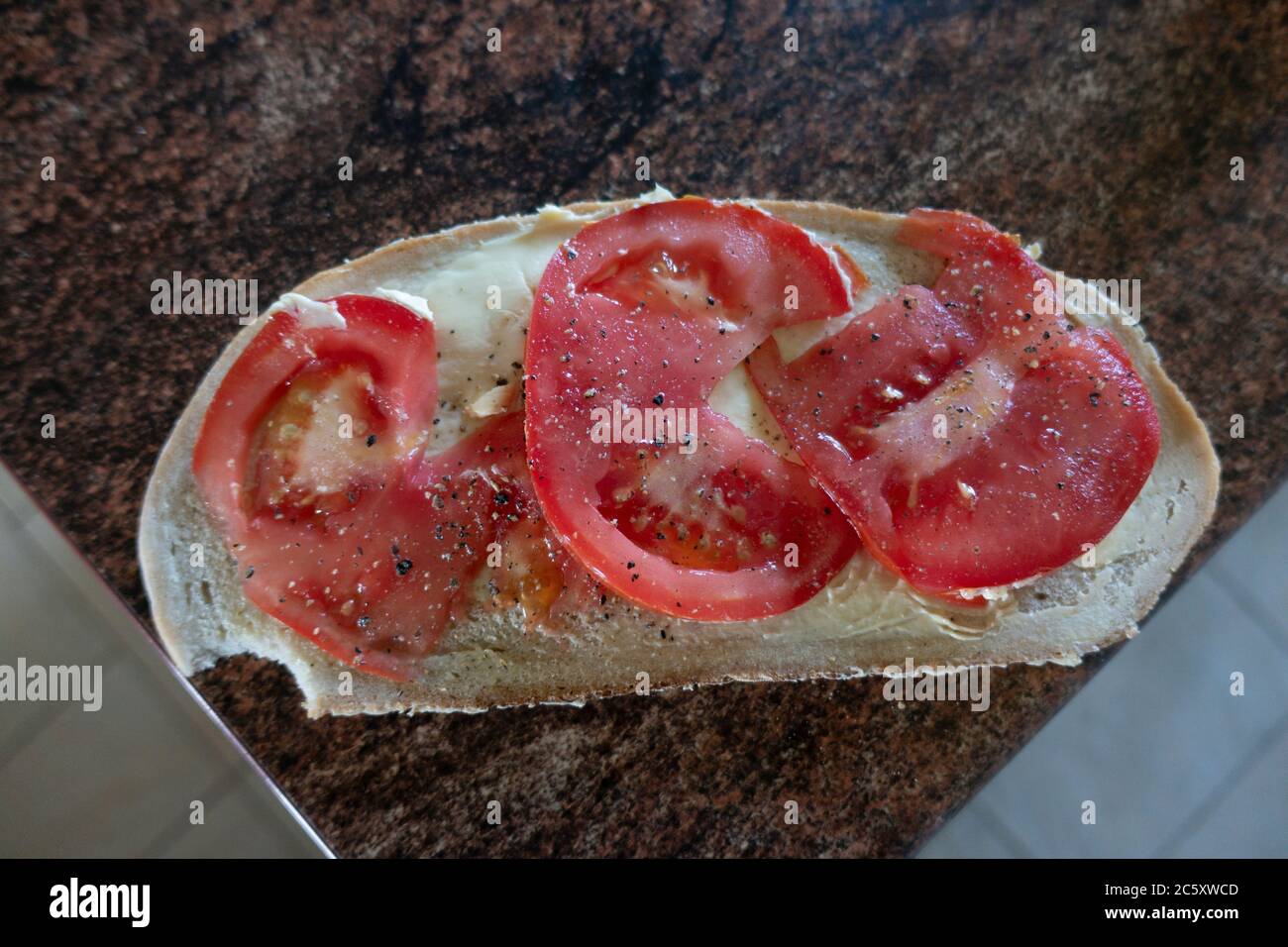 Gustate la cucina polacca con un sandwich di pomodoro ben condito e aperto sul pane fresco. Zawady Gmina Rzeczyca Polonia Foto Stock