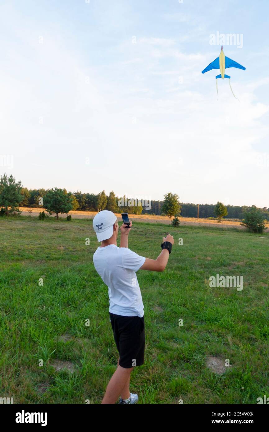 Polacco teen che vola un aquilone nel suo cortile. Zawady Gmina Rzeczyca Polonia Foto Stock