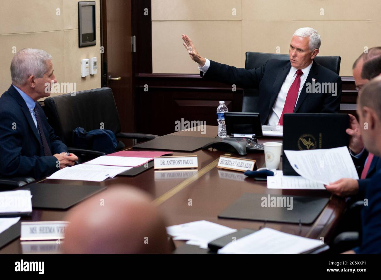 Washington, Stati Uniti d'America. 30 giugno 2020. Il Vice Presidente Mike Pence incontra i membri della White House Coronavirus Task Force martedì 30 giugno 2020 nella Secure Media Suite della Casa Bianca. Persone: Vice Presidente Mike Pence, Dr. Anthony Fauci Credit: Storms Media Group/Alamy Live News Foto Stock