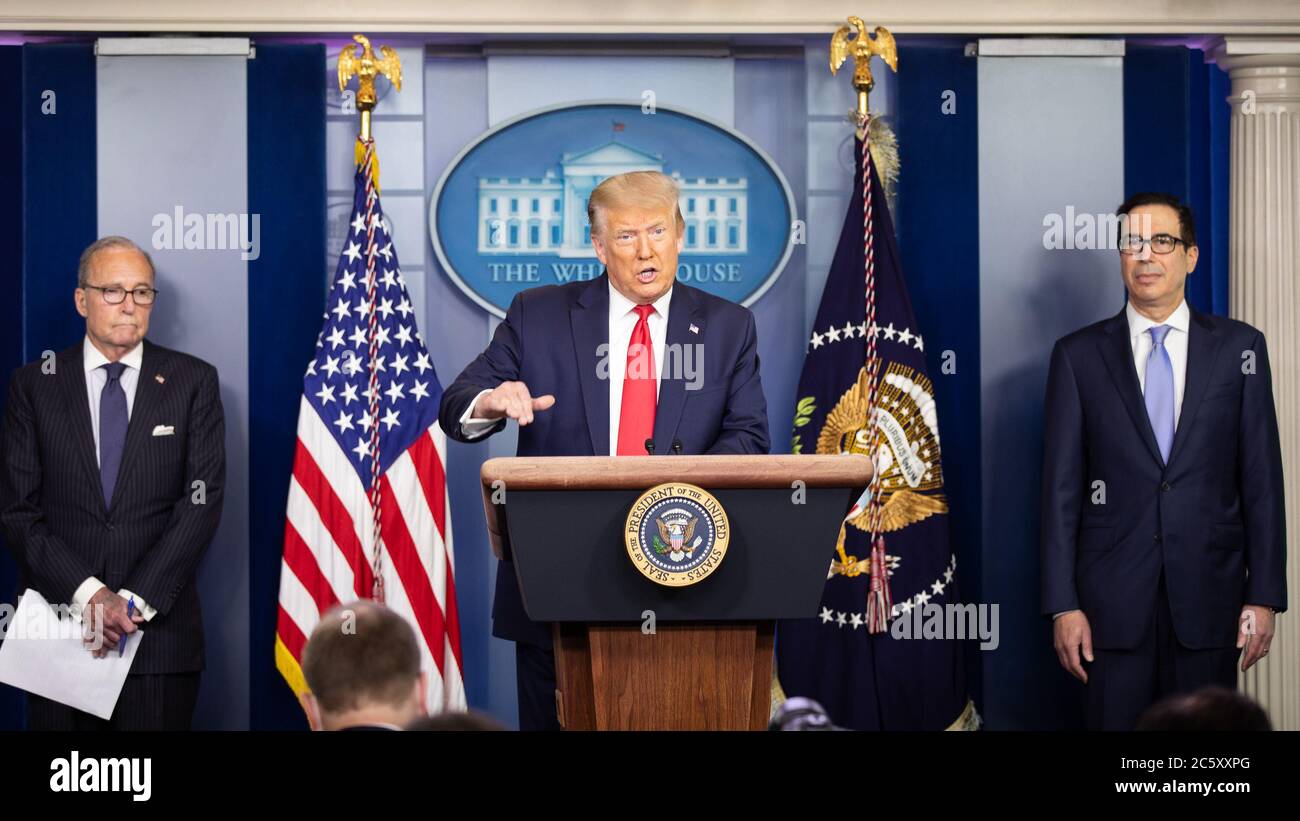 Washington, Stati Uniti d'America. 02 luglio 2020. Il presidente Donald J. Trump, a cui ha aderito il direttore del Consiglio economico nazionale Larry Kudlow e il segretario al Tesoro Steven Mnuchin, ha fatto commenti durante una conferenza stampa giovedì 2 luglio 2020 nella Sala Stampa Briefing della Casa Bianca di James S. Brady. Persone: Presidente Donald Trump, Larry Kudlow, Steven Mnuchin Credit: Storms Media Group/Alamy Live News Foto Stock