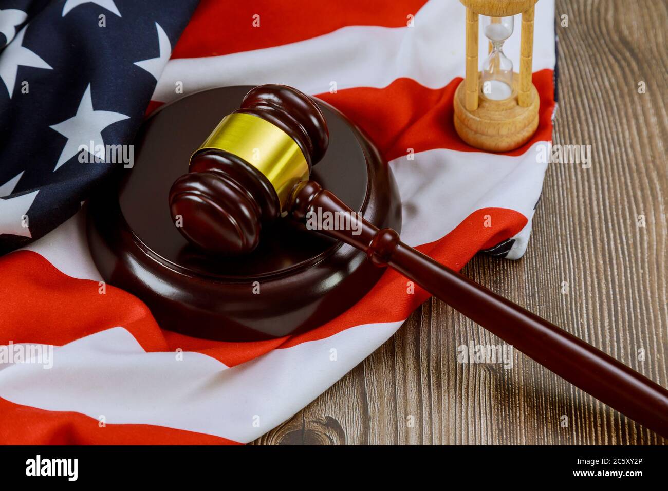 L'ufficio di giustizia gavel avvocati simbolo legge legale con clessidra su Stati Uniti bandiera legno sfondo Foto Stock