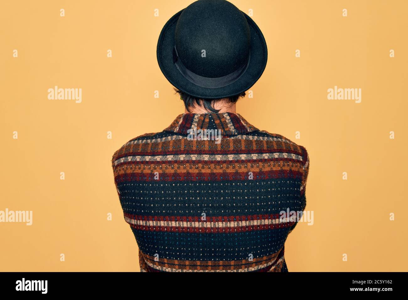 Giovane bell'uomo bohemien ispanico che indossa stile hippie e cappello  boho che si alza indietro guardando via con le braccia incrociate Foto  stock - Alamy