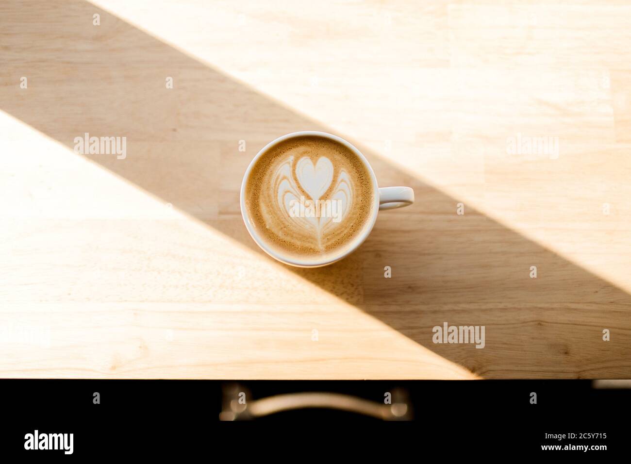 Primo piano di caffè speciale su bancone in legno all'ombra Foto Stock