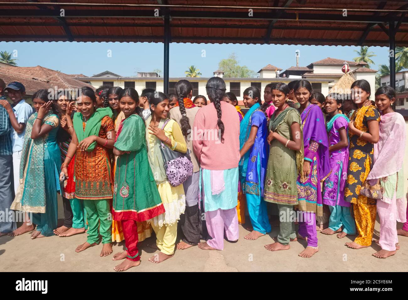 Studenti di bambine in abbigliamento tradizionale accodati per entrare al Tempio Balakrishna o Shri Krishna Matha a Udipi (Udupi), Karnata, India del Sud Foto Stock