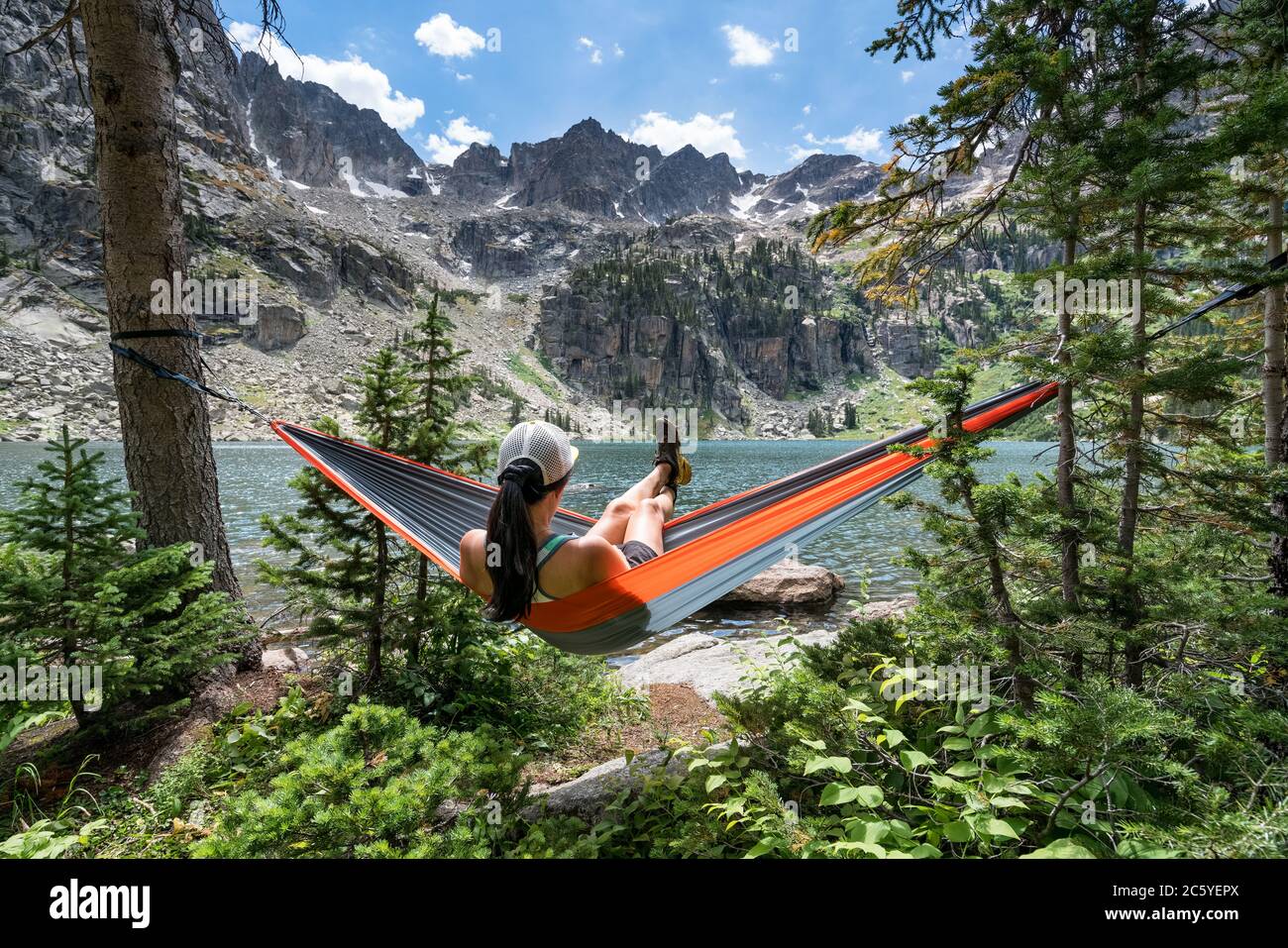 Rilassati in un'amaca al Crater Lake, Granby Colorado USA Foto Stock
