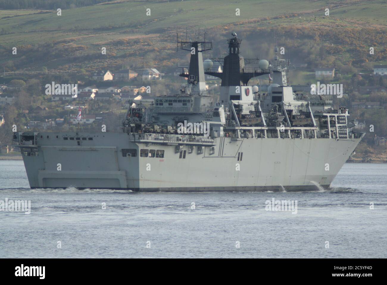 HMS Bulwark (L15), un molo di atterraggio di classe Albion (LPD) della Royal Navy, che arriva sul Clyde per l'esercizio Joint Warrior 12-1. Foto Stock