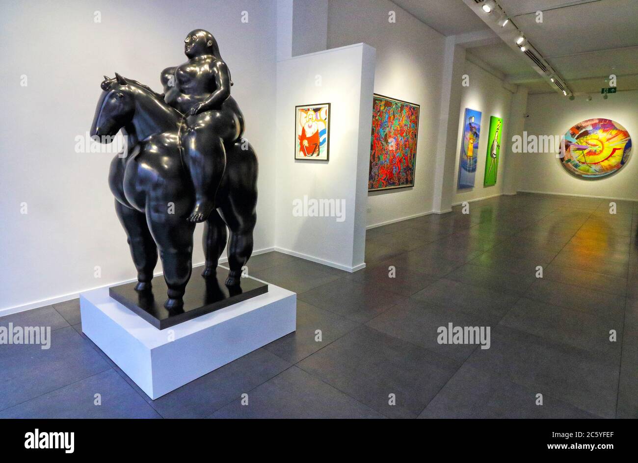 Londra, Regno Unito. 04luglio 2020. Una vista generale del primo piano della mostra. La Galleria dell'Opera di New Bond Street riapre con la mostra dei capolavori. La nuova mostra presenta alcuni dei più grandi nomi dell'arte contemporanea, tra cui opere di Damien Hirst, Andy Warhol e Fernando Botero, oltre a una serie di nuove opere realizzate durante il blocco dal famoso scultore di luci Anthony James. Credit: SOPA Images Limited/Alamy Live News Foto Stock