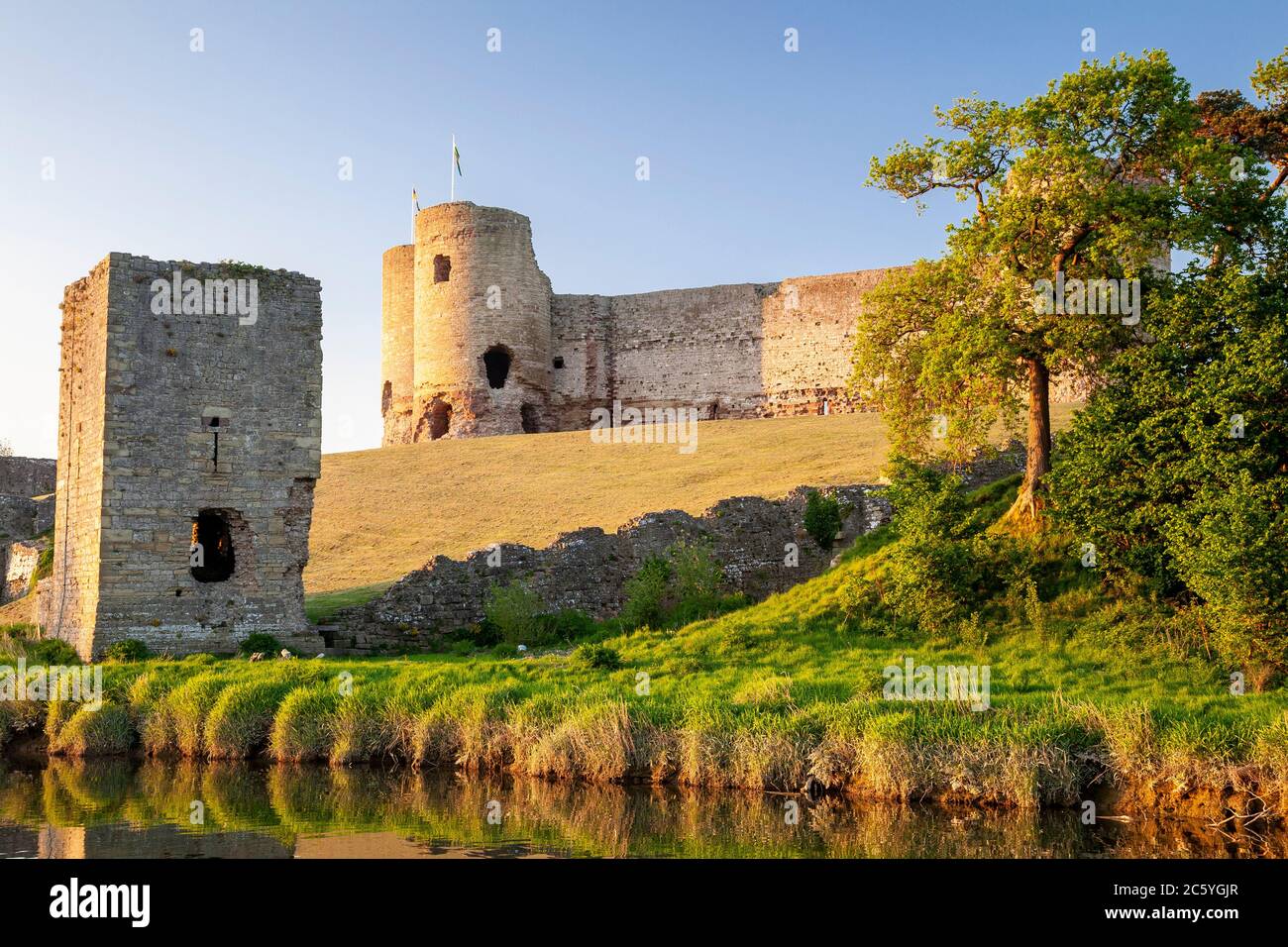 Rhuddlan castello sulle rive del fiume Clwyd, Galles del Nord Foto Stock