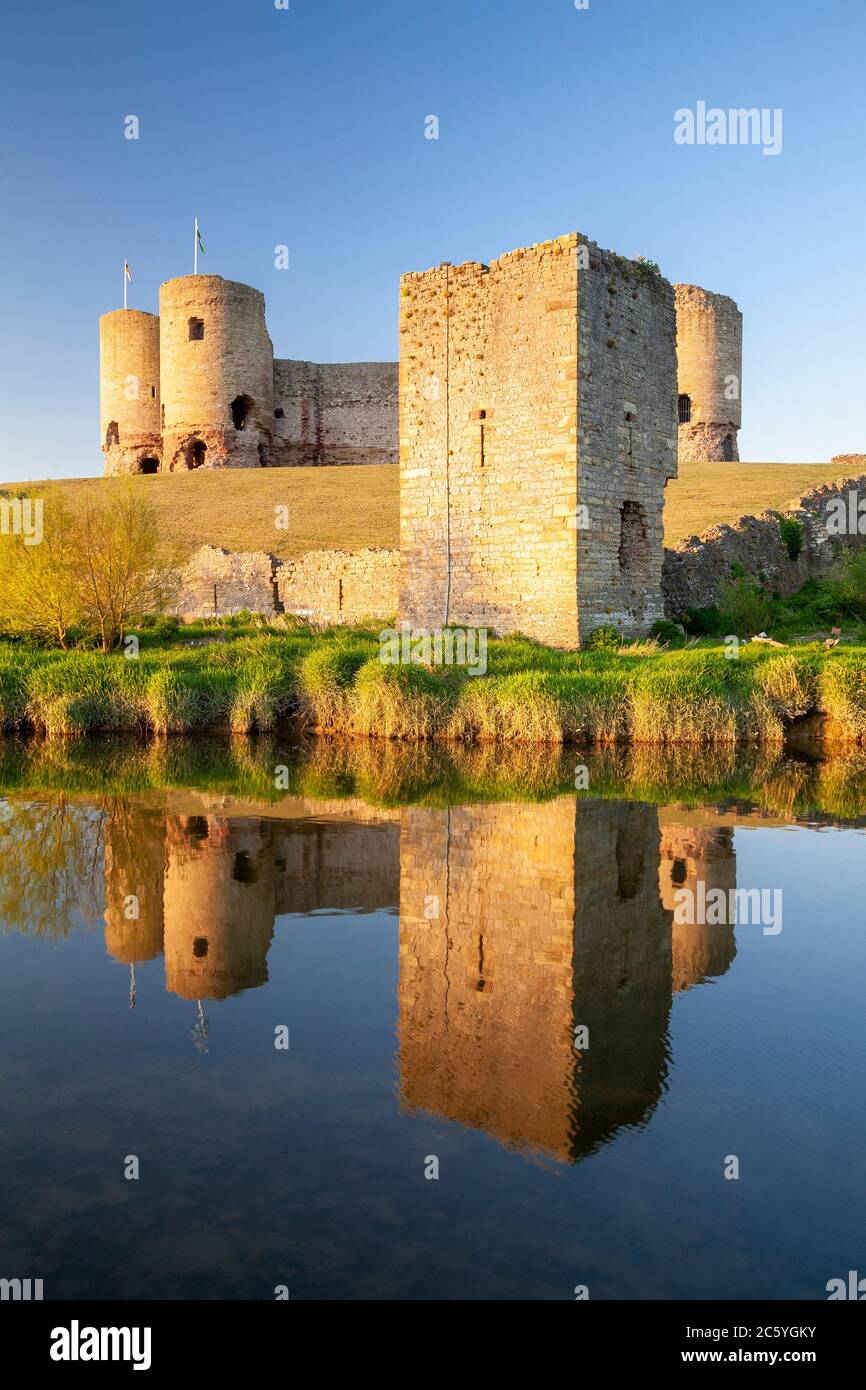 Rhuddlan castello sulle rive del fiume Clwyd, Galles del Nord Foto Stock