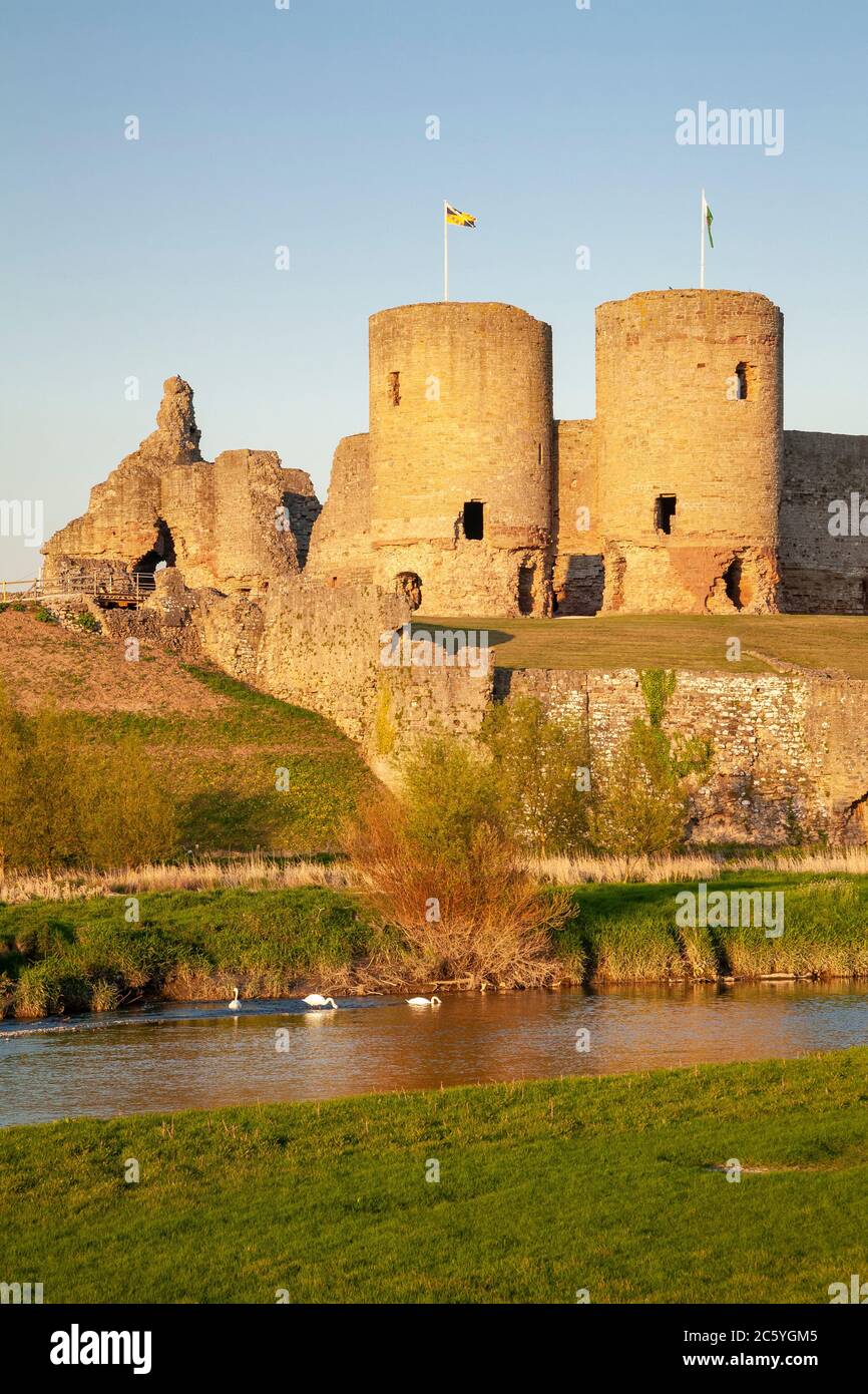 Rhuddlan castello sulle rive del fiume Clwyd, Galles del Nord Foto Stock