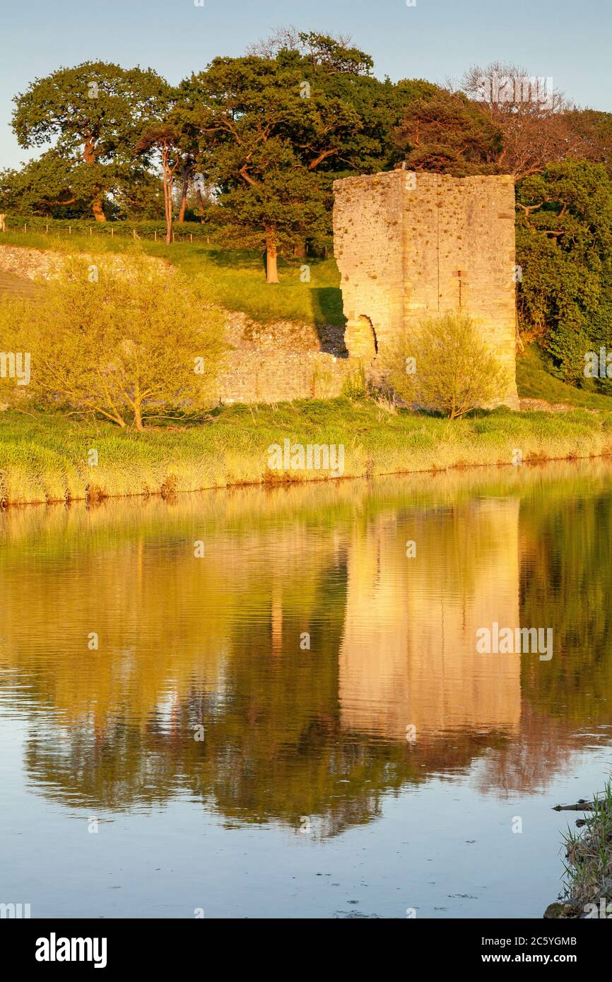 Rhuddlan castello sulle rive del fiume Clwyd, Galles del Nord Foto Stock