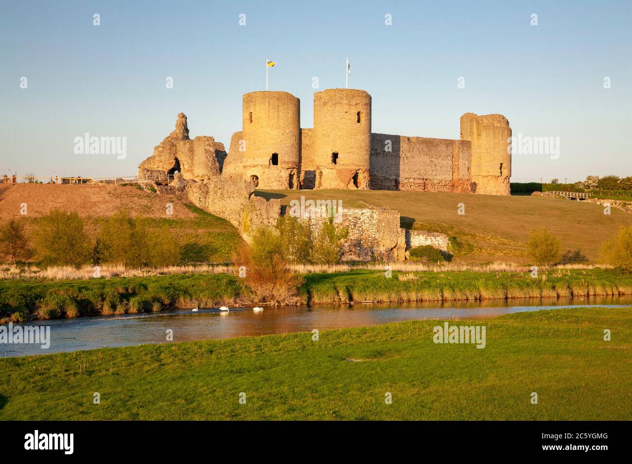 Rhuddlan castello sulle rive del fiume Clwyd, Galles del Nord Foto Stock