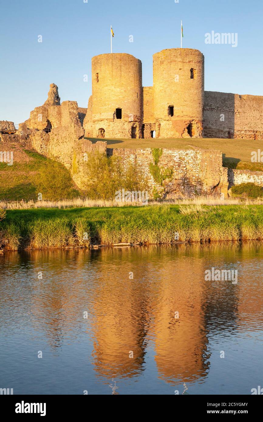Rhuddlan castello sulle rive del fiume Clwyd, Galles del Nord Foto Stock