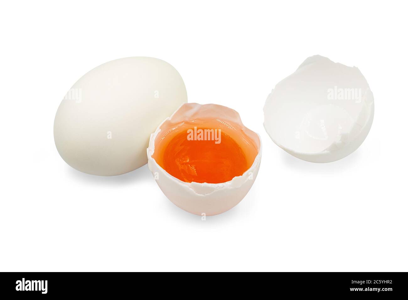 Uovo di anatra salato grezzo organico su sfondo bianco isolato con percorso di ritaglio. L'uovo d'anatra salato è cibo tailandese popolare così delizioso con salato e cremoso f Foto Stock