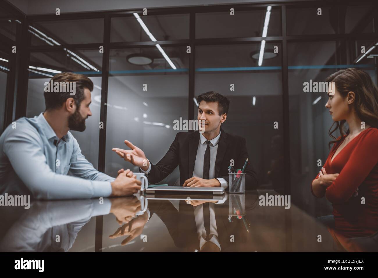 Avvocato che media una controversia tra moglie e marito Foto Stock