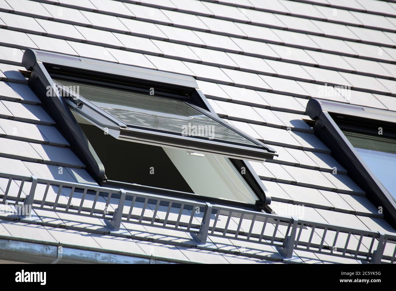 Großes Dachfenster an einem neuen Ziegeldach aus der Vogelperspektive Foto Stock