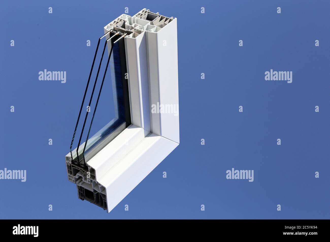 Fensterprofil Kunststofffenster freigestellt Foto Stock