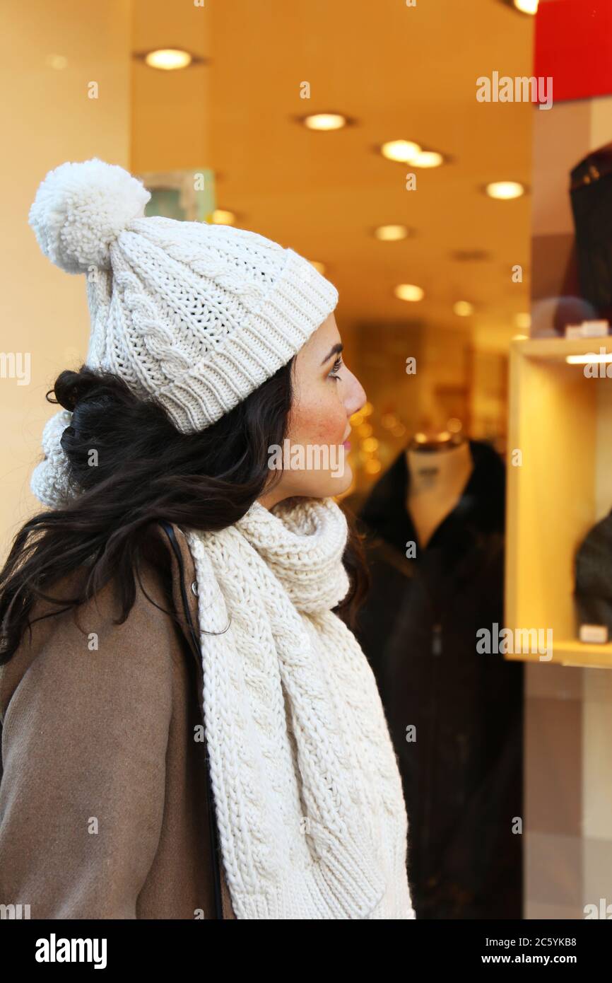 Symbolbild: Elegante Junge Frau Hat Freude beim Einkaufen (modello rilasciato) Foto Stock