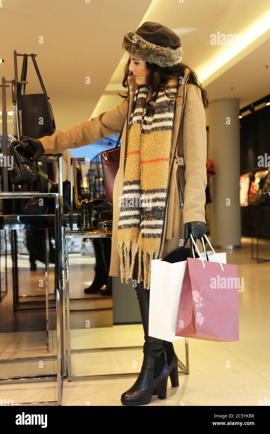 Symbolbild: Elegante Junge Frau Hat Freude beim Einkaufen (modello rilasciato) Foto Stock